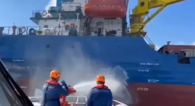 Pendik açıklarında gemi yangını