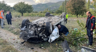 Takla atan otomobil tarlaya uçtu