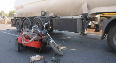 Tırla çarpışan motosiklet hurdaya döndü