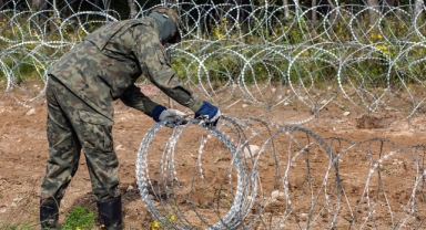 Varşova yönetimi iltica hakkını askıya alıyor