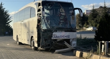 Yolcu otobüsü kamyona çarptı 