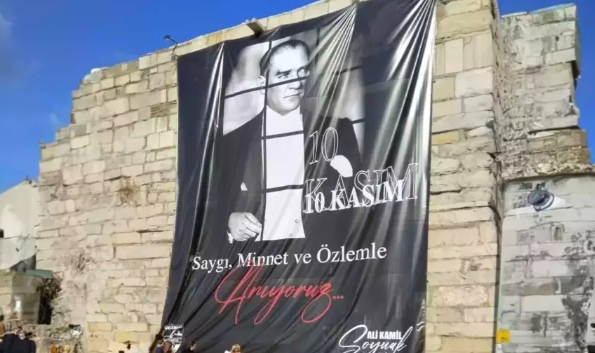 10 Kasım için astığı Atatürk posteri ilçeyi karıştırdı
