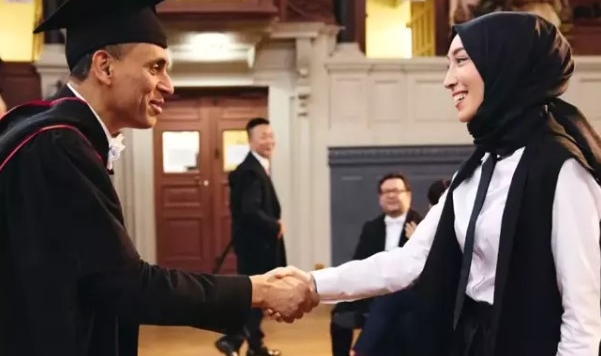 AK Partili vekil Oxford'da burslu yüksek lisans yaptı