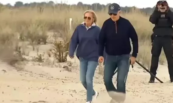 Biden plajda düşme tehlikesi geçirdi