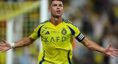 Cristiano Ronaldo ezeli rakibe imzayı atıyor