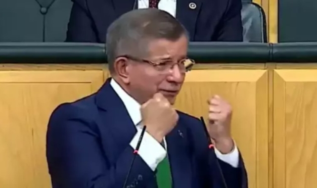 Davutoğlu, kürsüde konuşurken hüngür hüngür ağladı