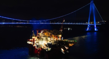 Dev petrol platformu Boğaz'dan geçti