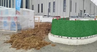 Fabrika yönetimi işçilerin çadırının önüne tezek döktü