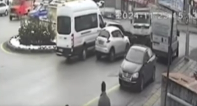 Freni boşalan kumlu yüklü kamyonet 7 araca çarptı