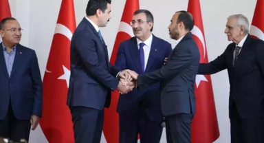 Geçen hafta barış yemeğindeydi bugün görevden alındı 