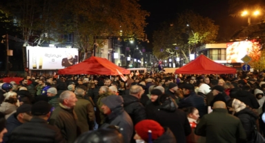 Gürcistan'da muhalefet seçimi protesto ediyor