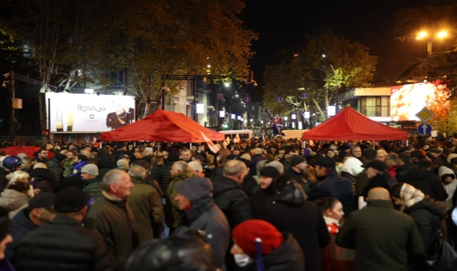 Gürcistan'da muhalefet seçimi protesto ediyor