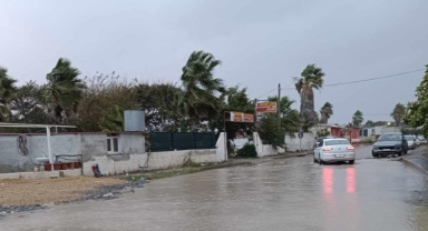 Hatay'da şiddetli rüzgar hayatı felç etti