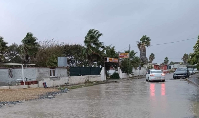 Hatay'da şiddetli rüzgar hayatı felç etti