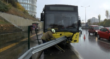 İETT otobüsü bariyere ok gibi saplandı