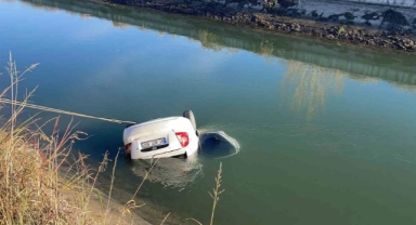 Kanala uçan otomobilde baba ve oğlu öldü