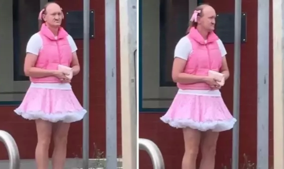 Koca adam kendini Barbie sanıyor