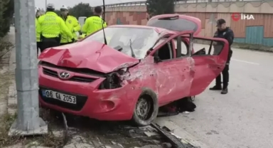 Kontrolden Çıkan Otomobil Aydınlatma Direğine Çarptı