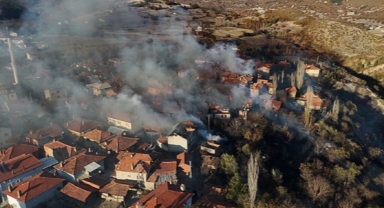 Kütahya'da çöplükte çıkan yangın evlere sıçradı