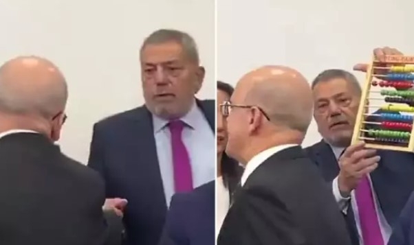 Meclis'e gelen Mehmet Şimşek'i abaküsle karşıladı