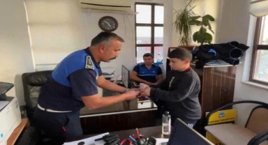 Öğrenciler 16 Bin lira buldu götürüp zabıtaya teslim etti