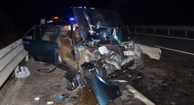 Otomobil ile iş makinası çarpıştı