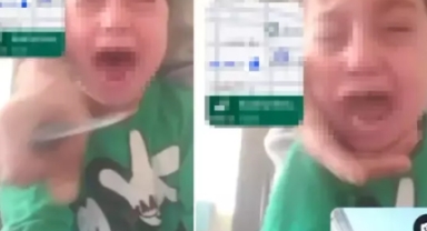 Öz evladının boğazına bıçak dayayıp karısını tehdit etti