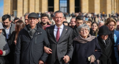 Özel, öğretmenlerle birlikte Anıtkabir'i ziyaret etti
