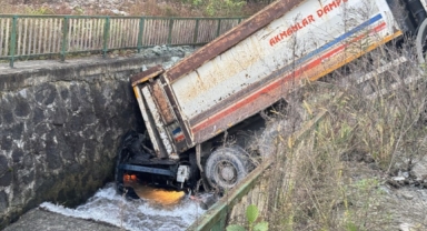Rize'de kamyon dereye devrildi 