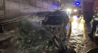 Seyir halindeki araç alev alev yandı
