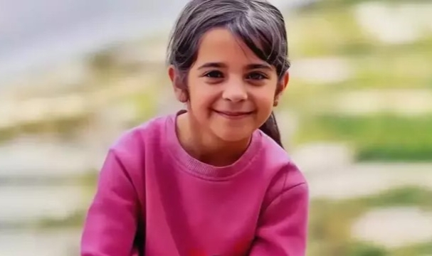 Sol avucunda saç teli ve kıl örneği bulunmuş