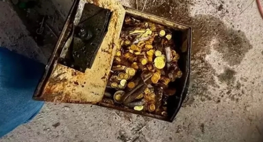 Tesisatçı tadilat esnasında bir teneke altın buldu
