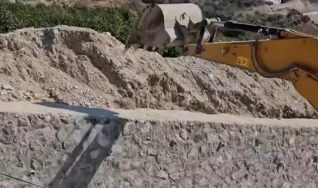 Yaptıkları duvarın parasını alamayınca yerle bir ettiler