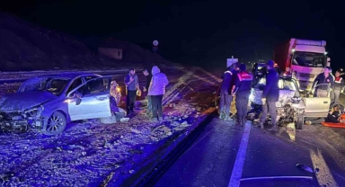 2 otomobil kafa kafaya çarpıştı