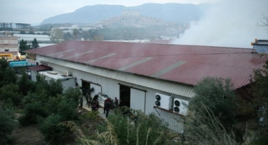 Alanya'da beyaz eşya deposunda yangın