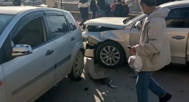 Bursa'da araçlar kafa kafaya çarpıştı!