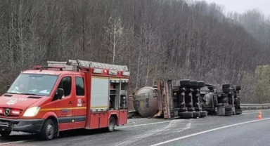 Bursa’da asit yüklü TIR devrildi
