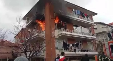 Eşine kızıp bulunduğu evi ateşe verdi