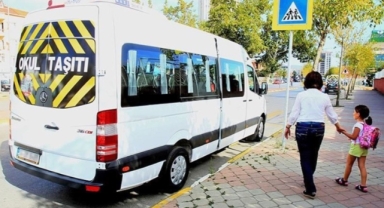Kız öğrencilere ön koltuğu yasakladılar