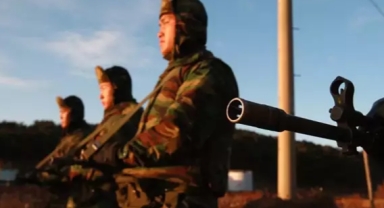 Putin'e destek için gelen askerler dost birliğe ateş açtı