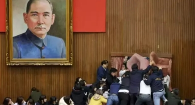 Tayvan meclisinde sandalyeler havada uçuştu