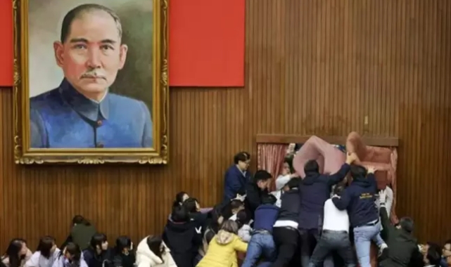 Tayvan meclisinde sandalyeler havada uçuştu