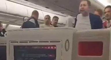 Ünlü iş insanı uçakta olay çıkardı