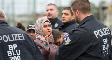 Almanya'daki Suriyelilere yol göründü