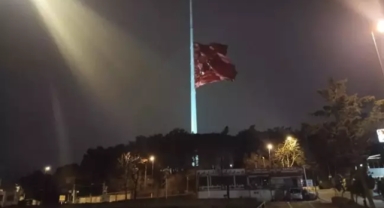 İstanbul'da bayraklar yarıya indirildi