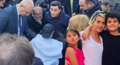 Yitirdiği eşi ve çocuklarını gözyaşları içinde uğurladı