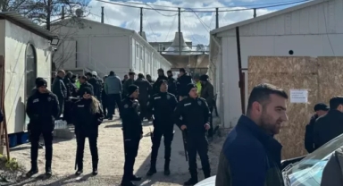 60 kişi taş ve sopalarla birbirine girdi