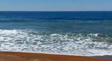 Anne bebeğini denize atıp öldürmeye çalıştı