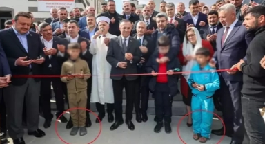 Cami açılışında vicdanları sızlatan görüntü