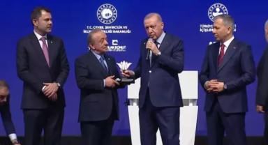Erdoğan sahneye çağırdığı iş adamına sitem etti